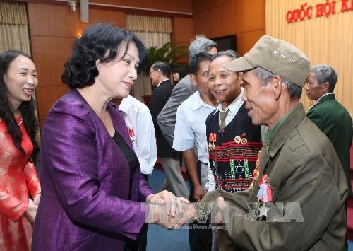 Nguyen Thi Kim Ngân reçoit des personnes méritantes de Thua Thien-Hué - ảnh 1